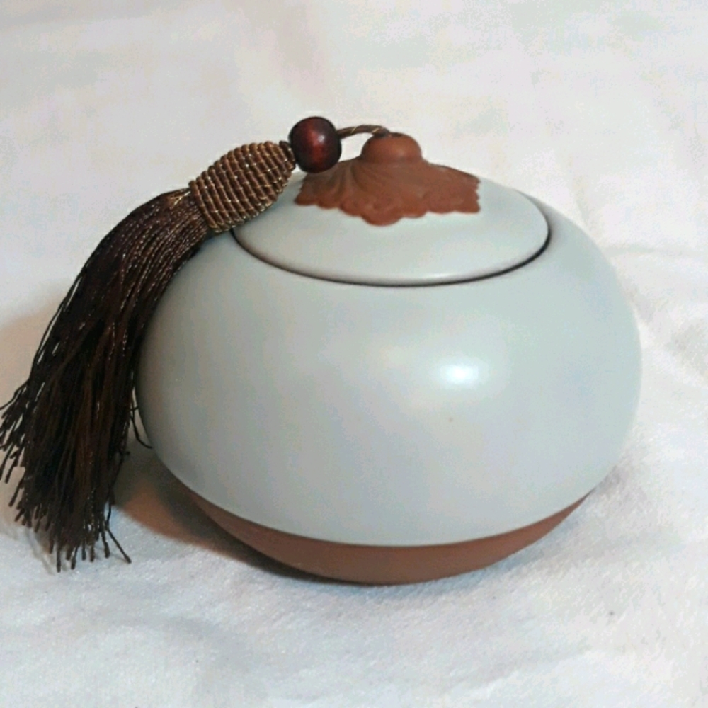 Decorative ceramic trinket keeper
